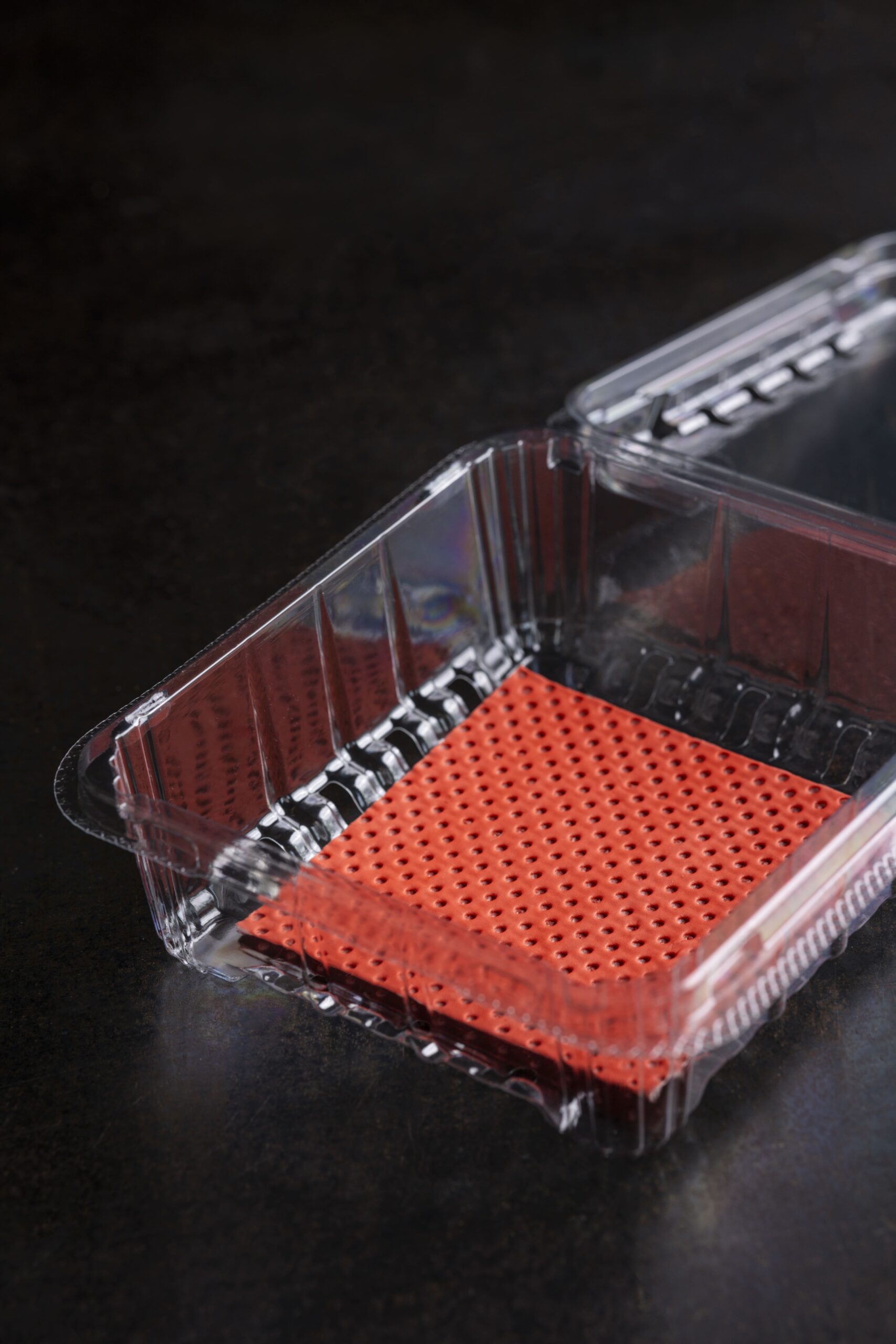 Punnet with pink pad inside.