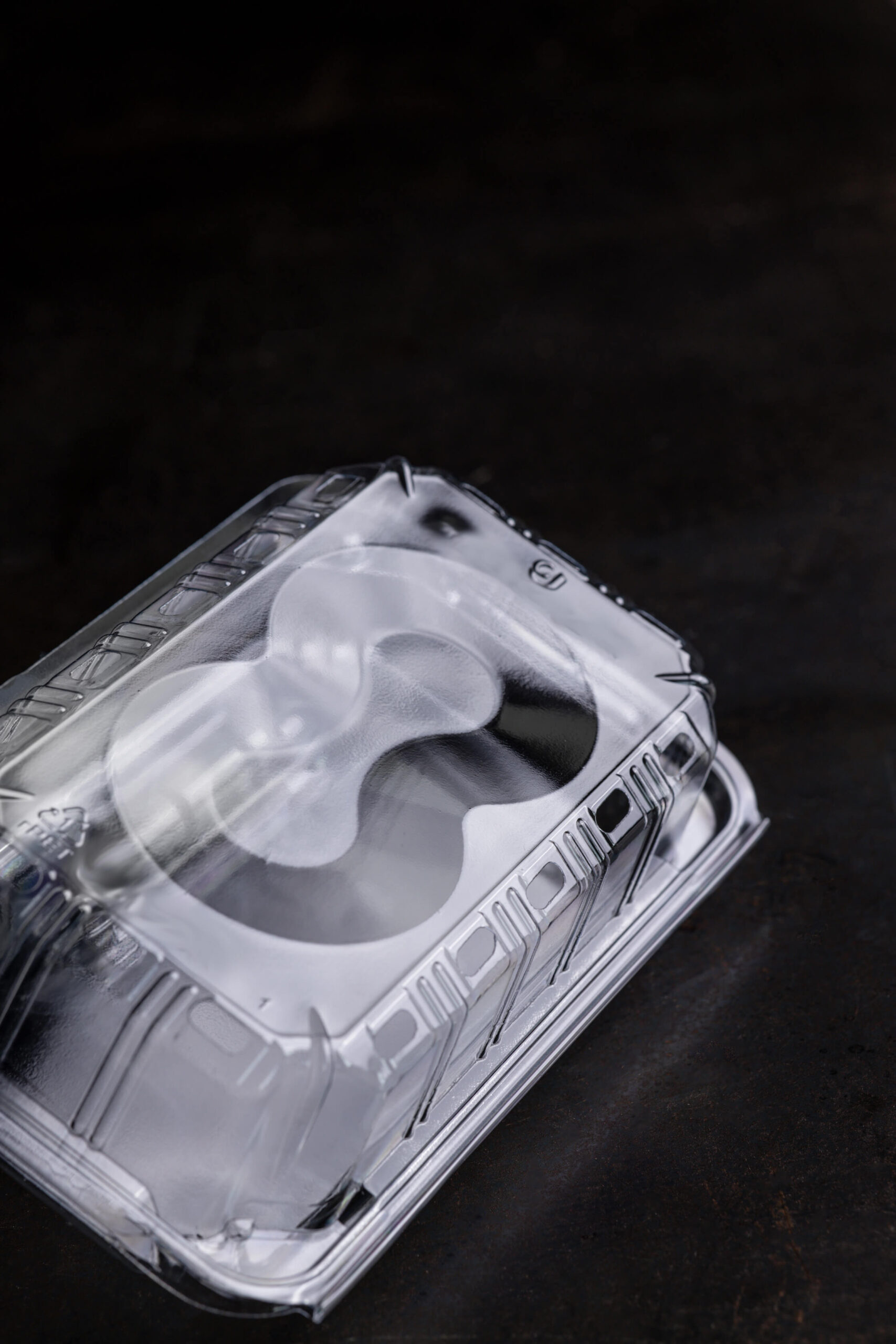 Showcasing Yucca Packaging side ventilation and padless padding on a innovative punnet clamshell.